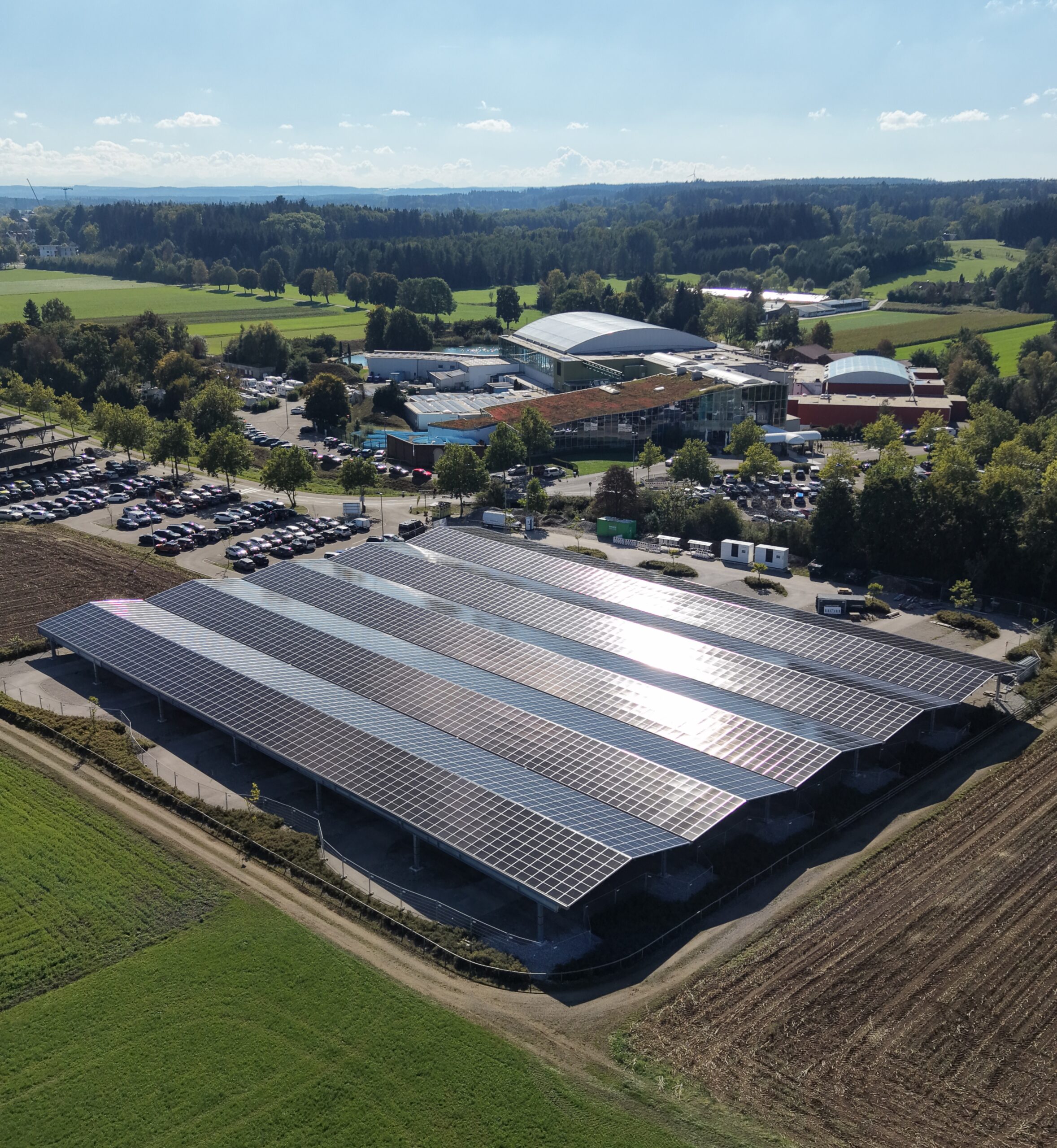 Der neue Solar-Carport der Therme Bad Wörishofen glänzt im Sonnenschein.