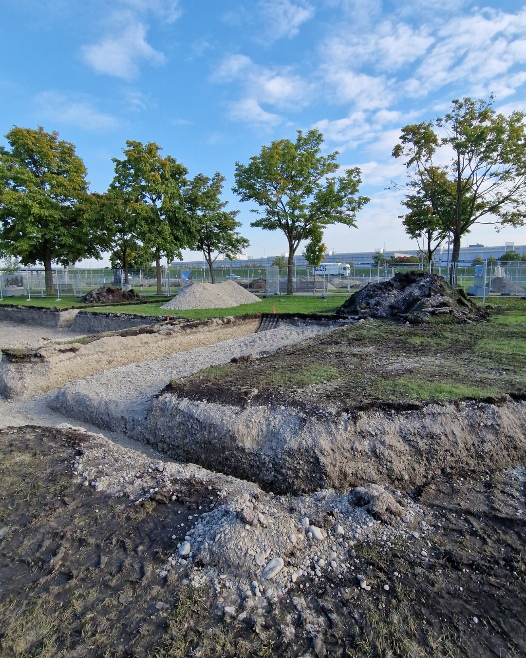 Hier werden Kabel am Flughafen München verlegt.
