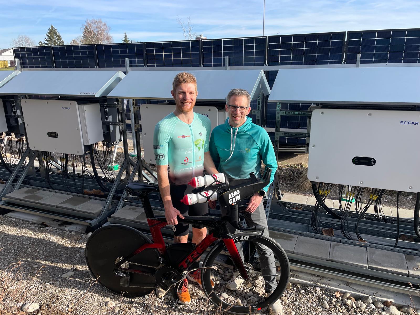 Symbolischer Handschlag vom CEO von Timeless Planet, Constantin Wenzlik und Triathlet, Lukas Stahl