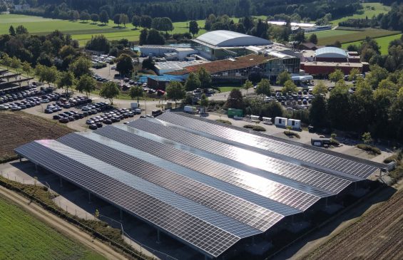 Der neue Solar-Carport der Therme Bad Wörishofen glänzt im Sonnenschein.